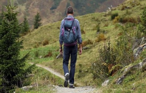 Un barbat dintr-un grup de turisti a murit dupa ce a cazut de pe un versant, in masivul Fagaras
