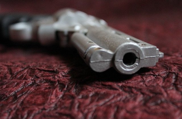 O femeie a fost impuscata mortal in urma unei luari de ostatici la un magazin din Los Angeles