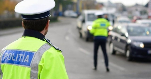Un politist a fost lovit de o masina in timp ce se pregatea sa ceara actele altui sofer
