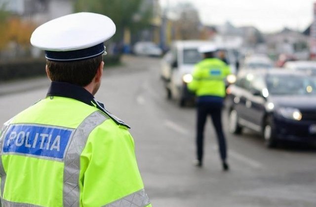 Un politist a fost lovit de o masina in timp ce se pregatea sa ceara actele altui sofer