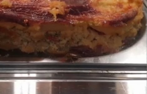 Fast-food, inchis de Directia de Sanatate Publica, dupa ce clientii au filmat gandaci in vitrina cu mancare