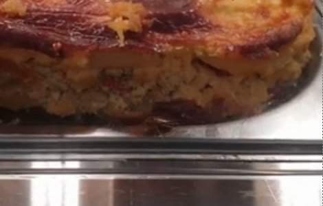 Fast-food, inchis de Directia de Sanatate Publica, dupa ce clientii au filmat gandaci in vitrina cu mancare