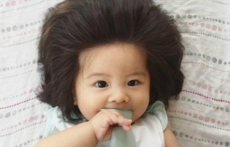 Vedeta pe internet la doar sase luni: un bebelus uimeste cu parul sau lung