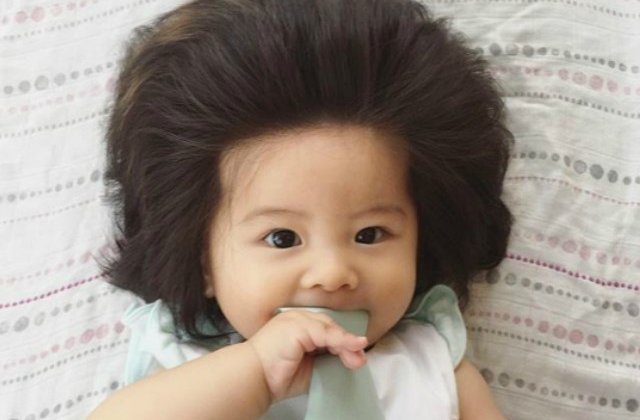 Vedeta pe internet la doar sase luni: un bebelus uimeste cu parul sau lung