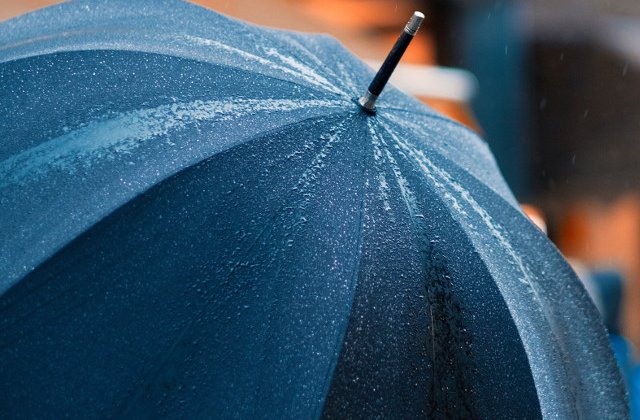 Avertizarea cod galben de ploi, prelungita pana miercuri seara. Cod portocaliu de vreme rea in doua judete