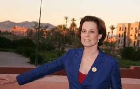 Sigourney Weaver cu chilotii la vedere intr-o emisiune TV