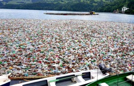 120 de tone de gunoaie au fost strânse din lacul Bicaz