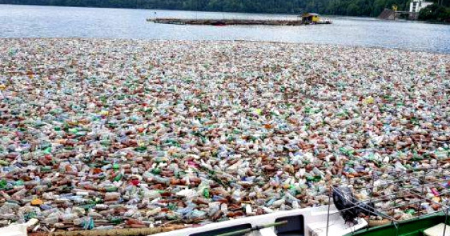120 de tone de gunoaie au fost strânse din lacul Bicaz