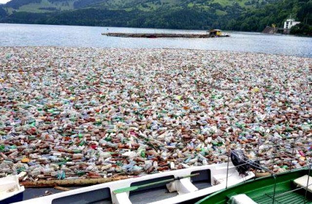 120 de tone de gunoaie au fost stranse din lacul Bicaz
