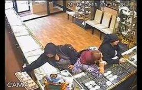  Video  Cum fura romii dintr-un magazin de bijuterii din Anglia