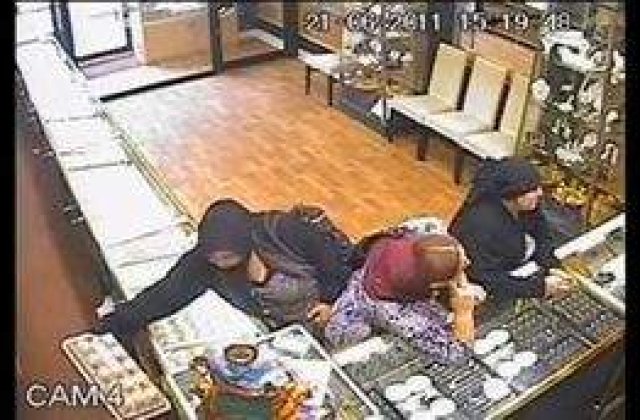 [VIDEO] Cum fura romii dintr-un magazin de bijuterii din Anglia