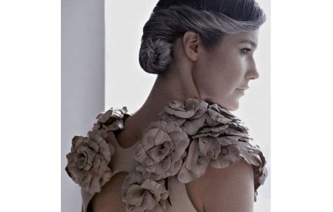 Noua tendinta in moda: rochia din sfarcuri de iac