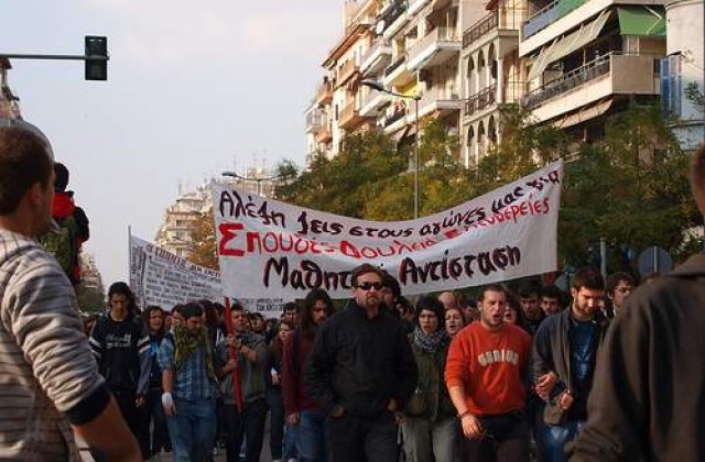Protestele continua in Grecia: Au fost ocupate sediile ministerelor