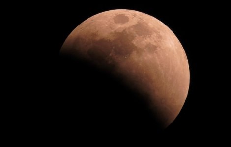Cum s-a vazut in lume cea mai lunga eclipsa de Luna din acest secol/ VIDEO & FOTO