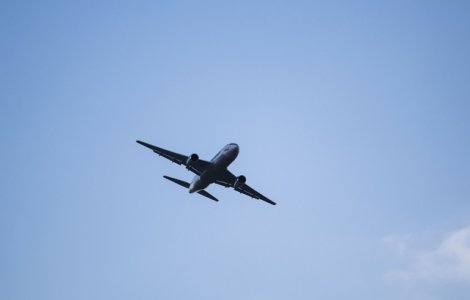 Un nou nascut mort, descoperit la bordul unui avion