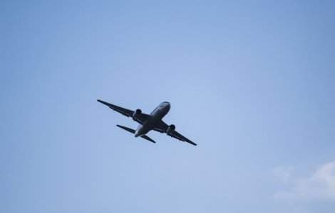 Un nou nascut mort, descoperit la bordul unui avion