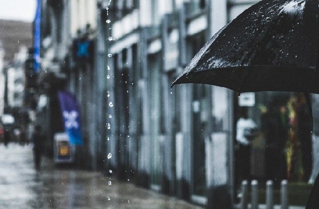 Atentionarea cod galben de ploi torentiale, prelungita pana luni seara