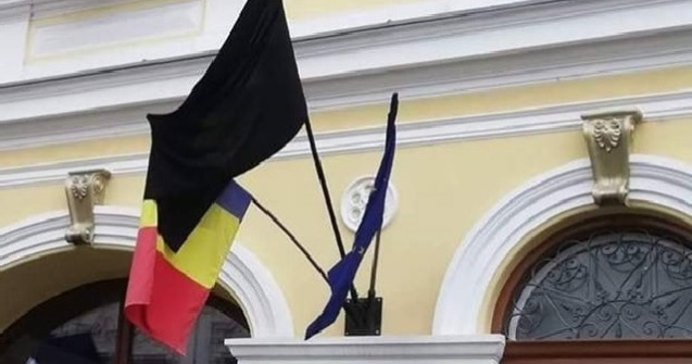 Steag negru arborat la Primaria Sfantu Gheorghe, de Ziua Imnului. Explicatia primarului
