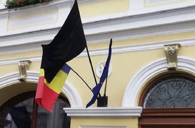 Steag negru arborat la Primaria Sfantu Gheorghe, de Ziua Imnului. Explicatia primarului