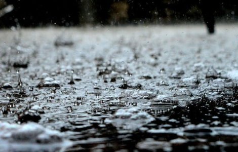 Codul galben de ploi torentiale a fost prelungit pana miercuri dimineata