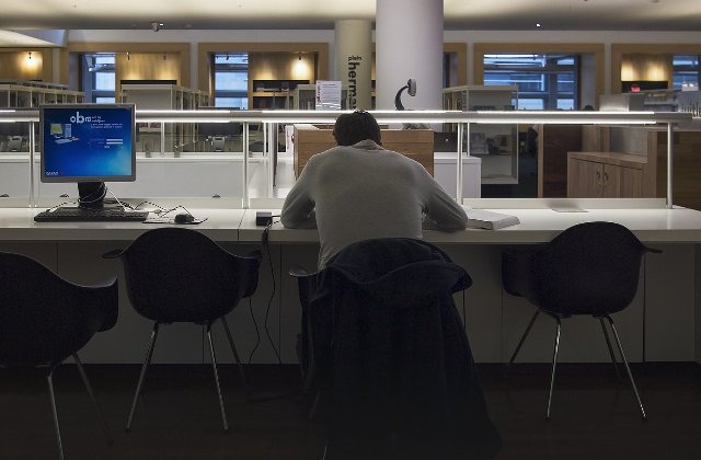 Nu te epuiza. 8 semne care arata ca esti dependent de munca