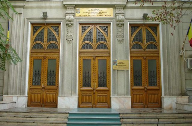 Seful Garzii Financiare Neamt si doi comisari, retinuti pentru mita