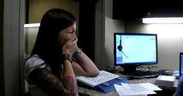  Video  Emotionant: O femeie isi aude vocea pentru prima data