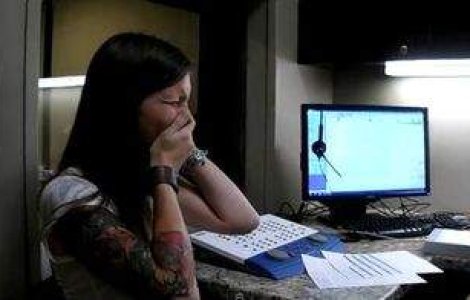  Video  Emotionant: O femeie isi aude vocea pentru prima data