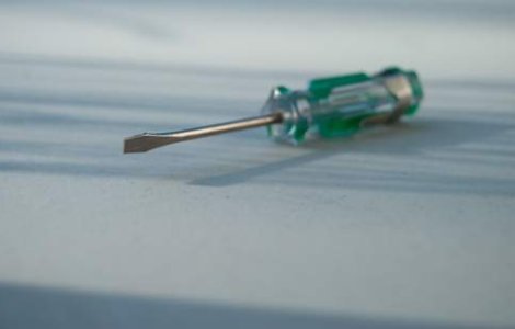 Fotbalist injunghiat cu o surubelnita, intr-un bar