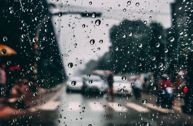 Atentionarea cod galben de ploi, prelungita pana miercuri seara. Care sunt zonele vizate