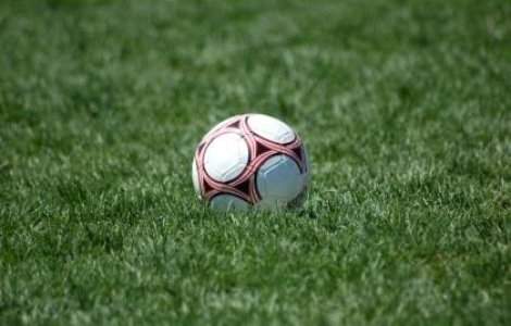 Un barbat s-a aruncat in aer pe un teren de fotbal in estul Belgiei