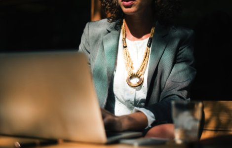  Top  8 greseli vestimentare pe care sa nu le faci cand mergi la un interviu