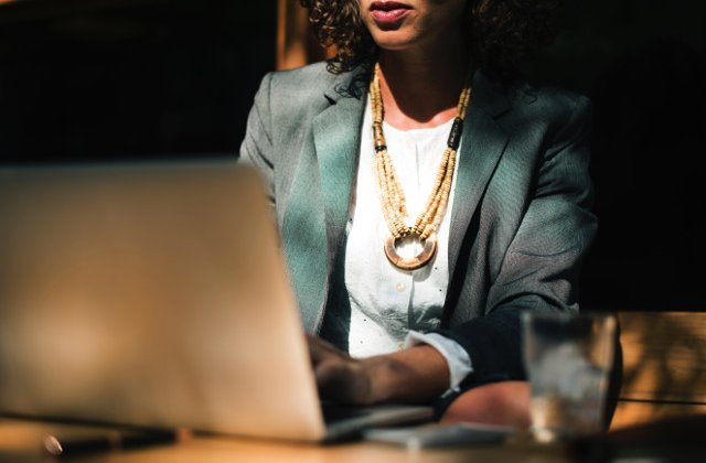 8 greseli vestimentare pe care sa nu le faci cand mergi la un interviu