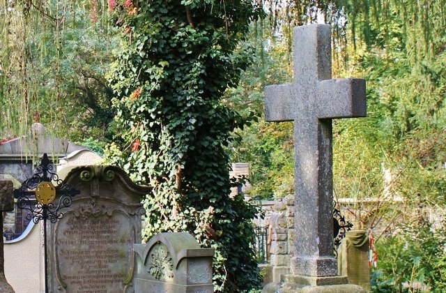 Un barbat a murit dupa ce o cruce din cimitir a cazut peste el