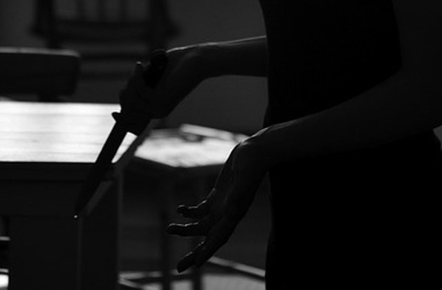 Motivul pentru care o femeie i-a taiat organele genitale sotului