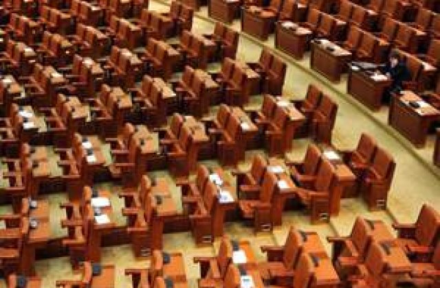 Deputatii spun ca sunt obligati sa stranga cureaua din cauza pretentiilor fostilor colegi
