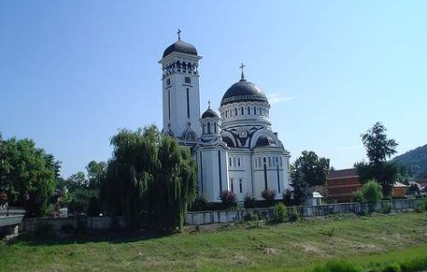 Romanii se roaga, dar nu in biserica
