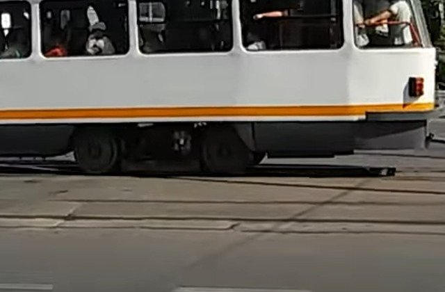 O tanara a fost transportata de urgenta la spital, dupa ce un tramvai i-a sectionat piciorul