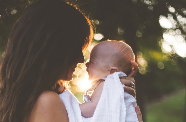 Laptele matern, supranumit "lichidul de aur": 10 beneficii ale alaptarii atat pentru bebelus, cat si pentru mama