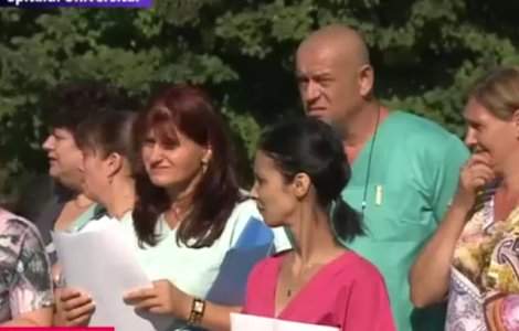 Protest la Spitalul Universitar. Asistent: Tot spitalul pica pe noi. Fac medicii cheta sa cumpere o galeata de Vinarom