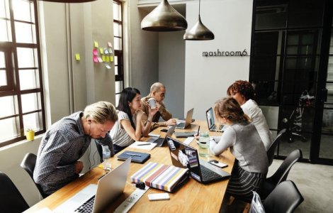 STUDIU: Mai mult de jumatate dintre romani doresc sa lucreze in alta tara