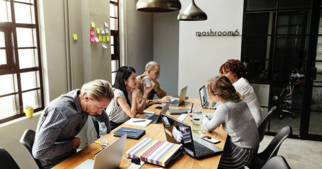 STUDIU: Mai mult de jumatate dintre romani doresc sa lucreze in alta tara