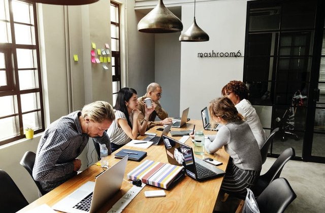 STUDIU: Mai mult de jumatate dintre romani doresc sa lucreze in alta tara