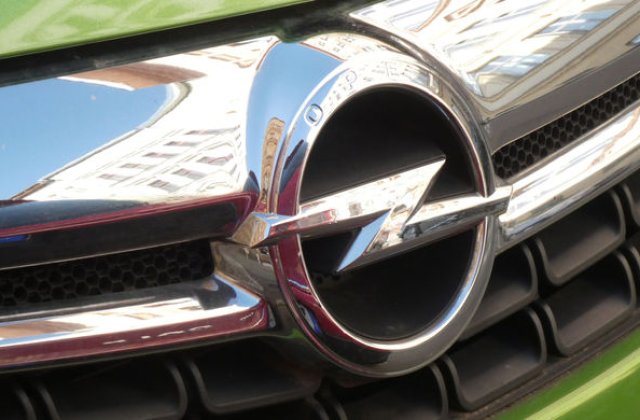 Presa germana: "Opel va reduce productia la 2 fabrici din cauza vanzarilor slabe". Constructorul sustine ca sunt "ajustari planificate"