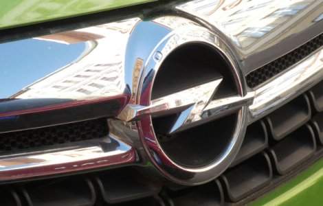 Presa germana: "Opel va reduce productia la 2 fabrici din cauza vanzarilor slabe". Constructorul sustine ca sunt "ajustari planificate"