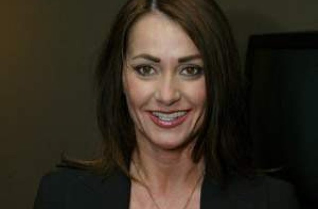 Nadia Comaneci si Bart Conner se dueleaza la tv 