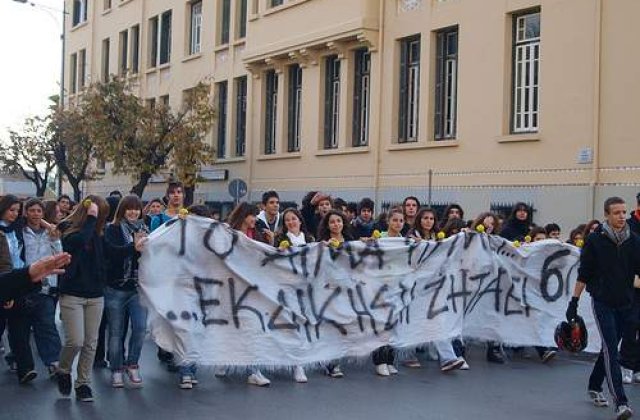 Grecia "o ia de la capat": Proteste de amploare in Atena