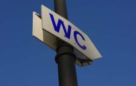 Salariatele unei firme, obligate sa poarte la gat un carton cand mergeau la toaleta