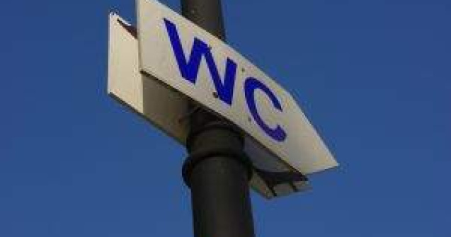 Salariatele unei firme, obligate sa poarte la gat un carton cand mergeau la toaleta