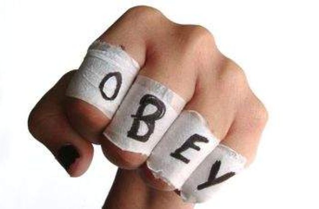 Brasov: Angajate batute de patron pentru ca si-au cerut banii